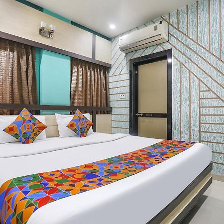 Hotel Merit Surat Buitenkant foto