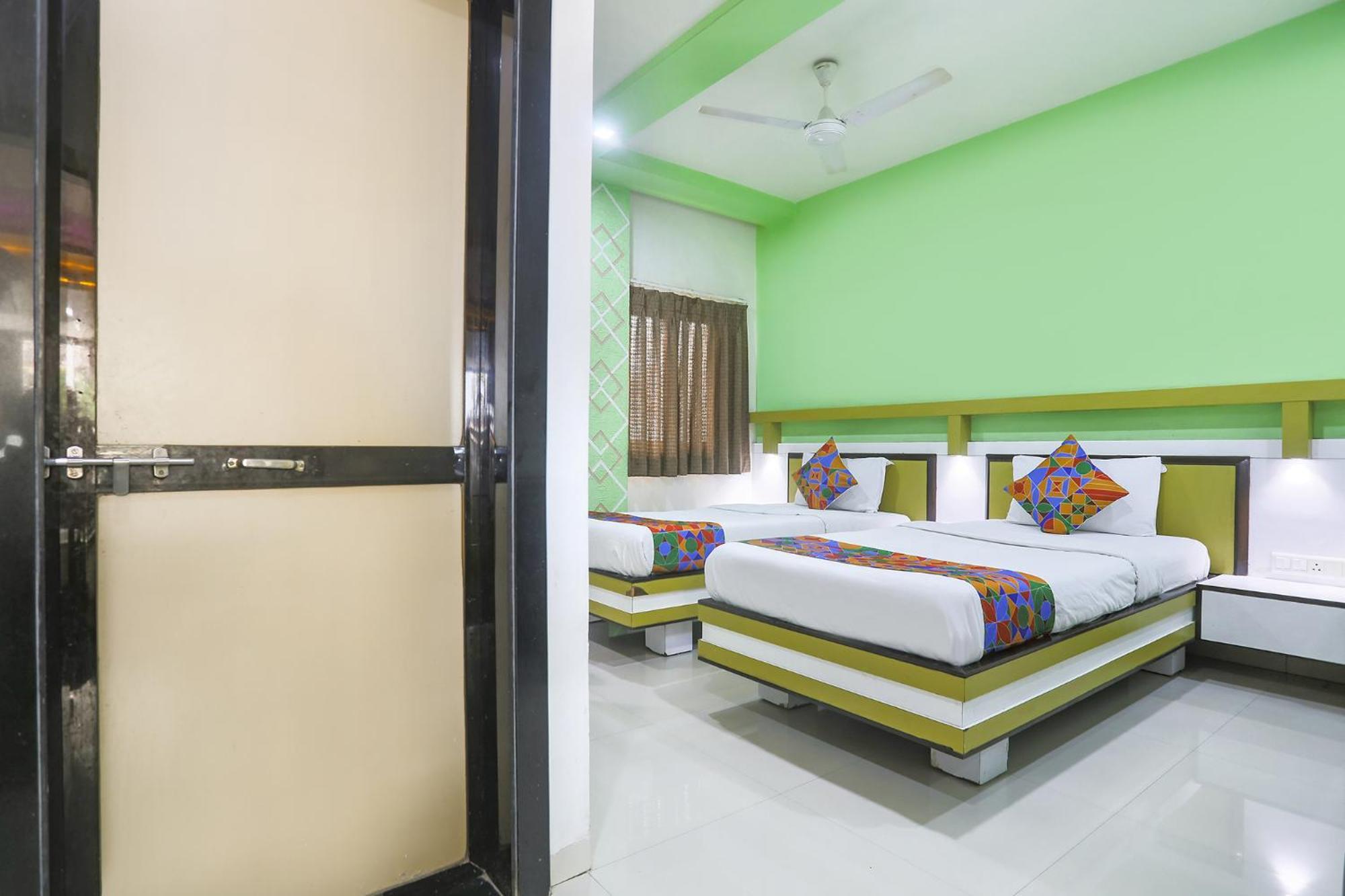 Hotel Merit Surat Buitenkant foto