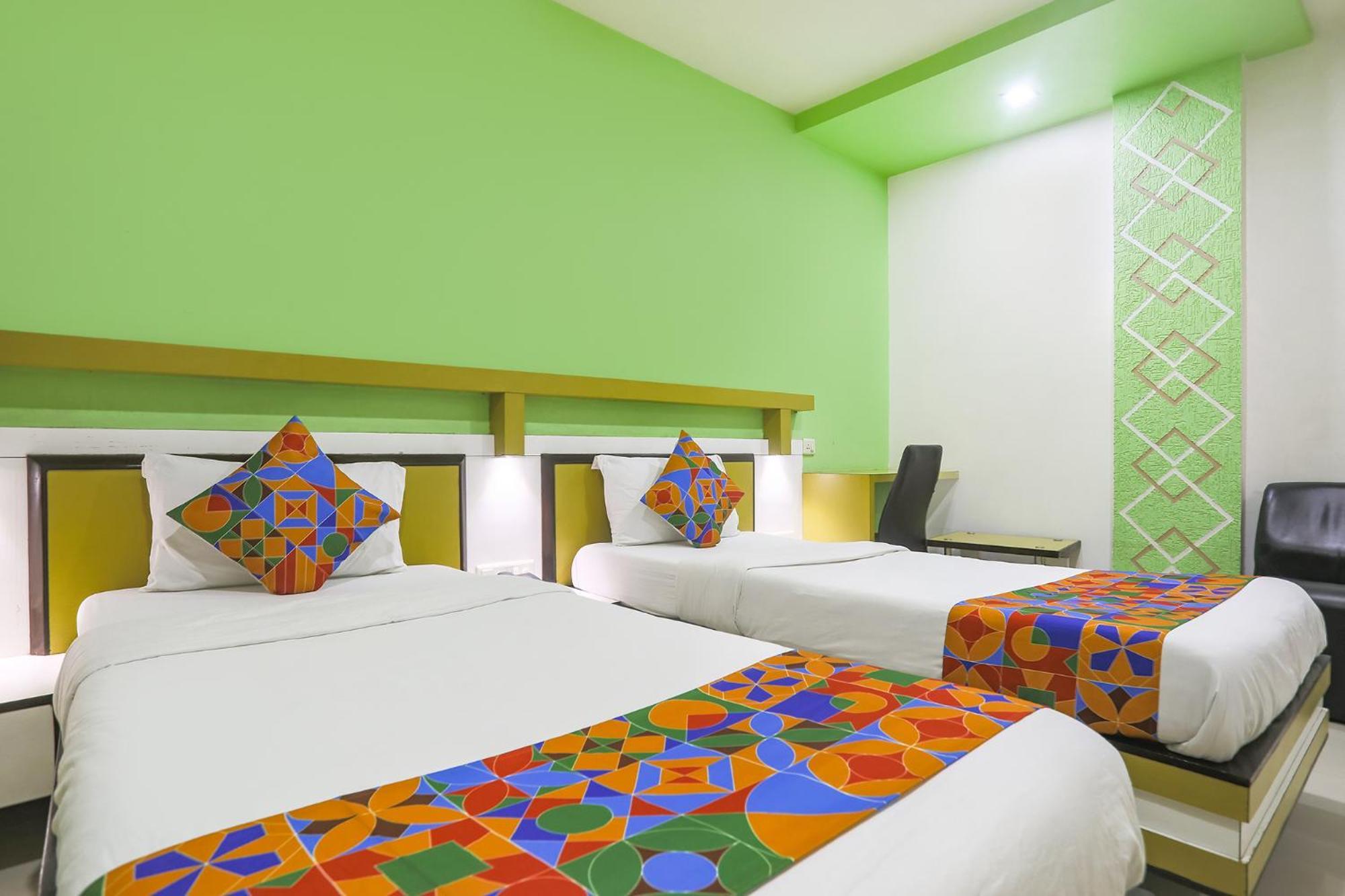 Hotel Merit Surat Buitenkant foto