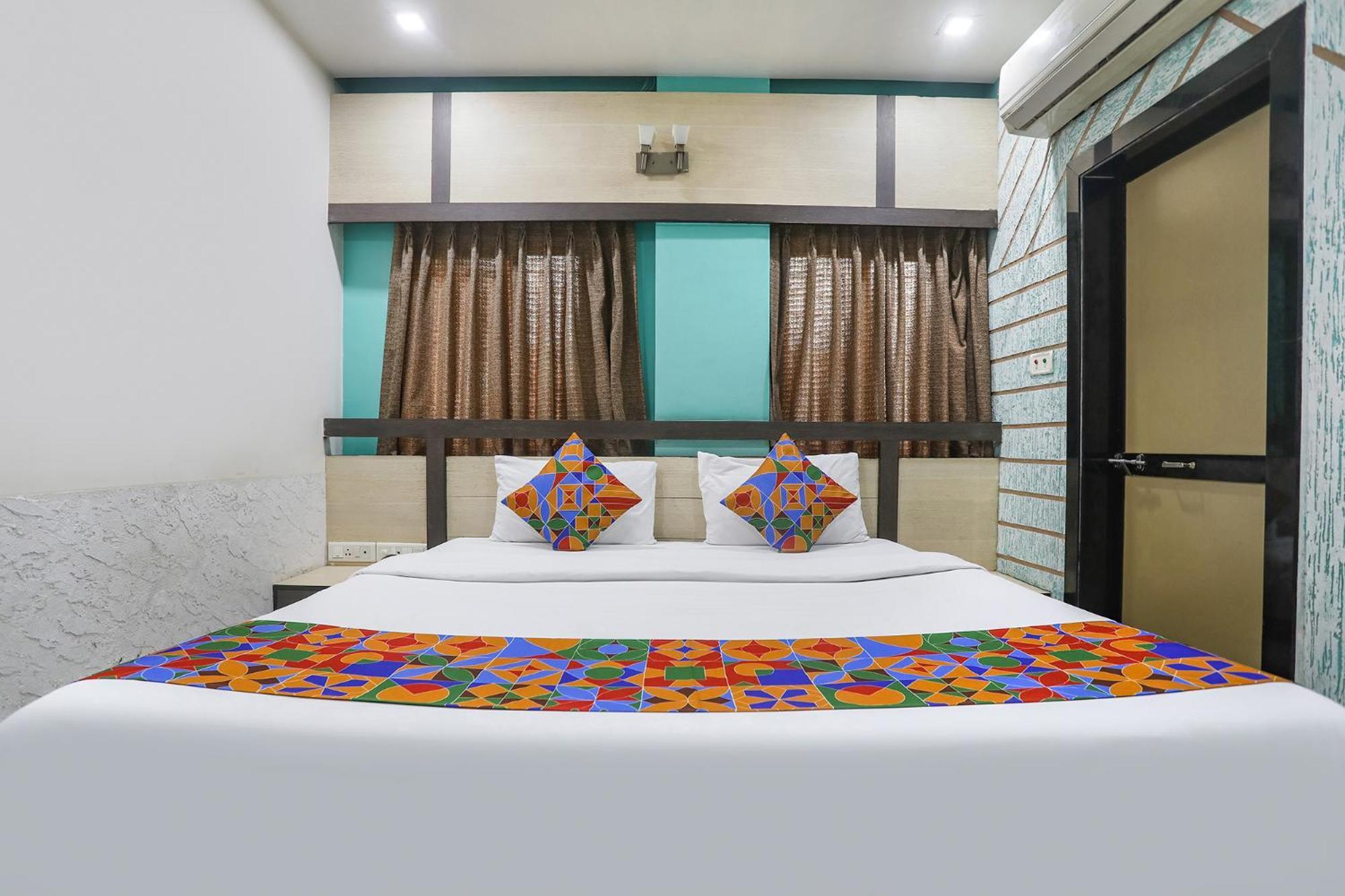 Hotel Merit Surat Buitenkant foto