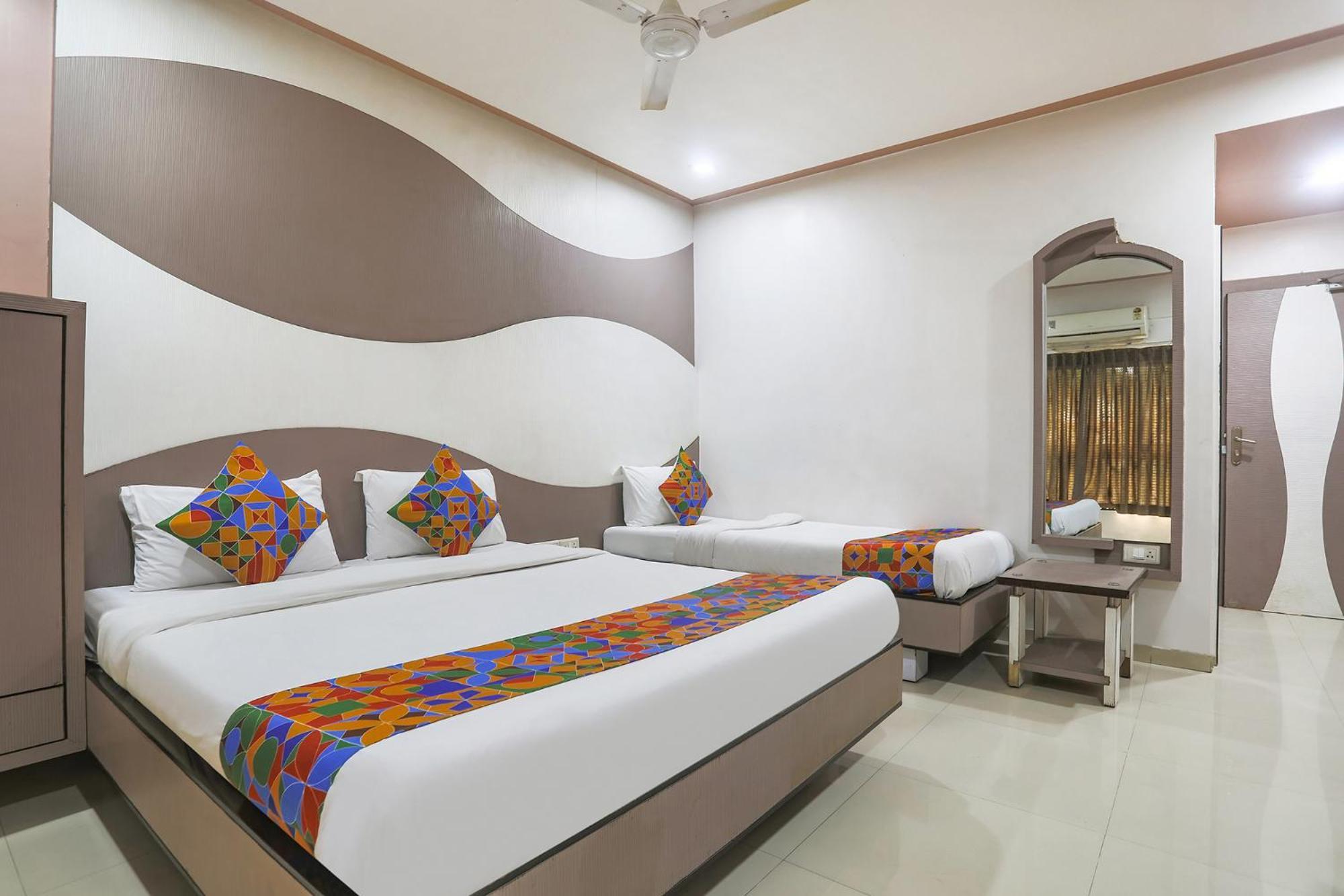 Hotel Merit Surat Buitenkant foto