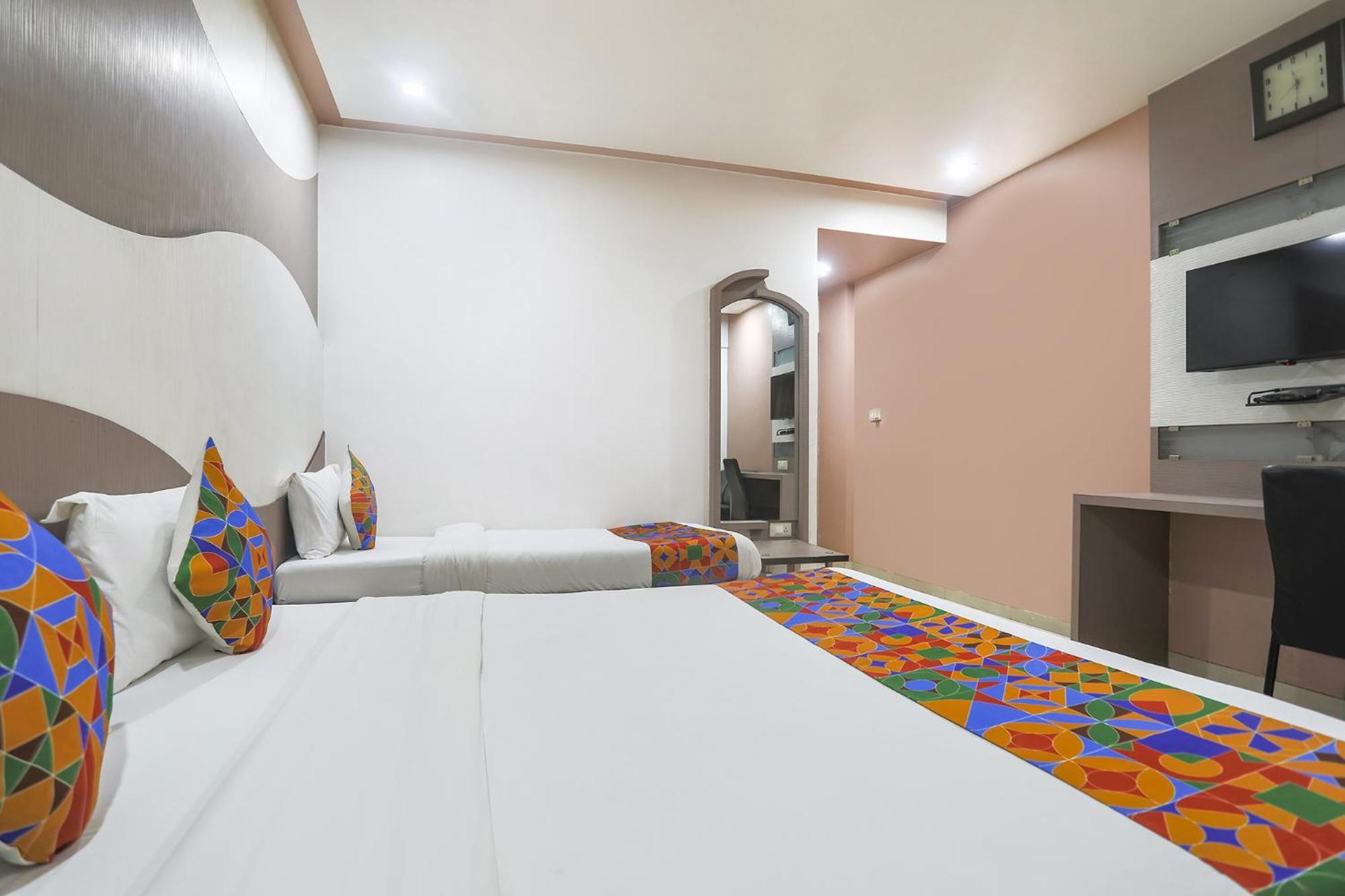 Hotel Merit Surat Buitenkant foto