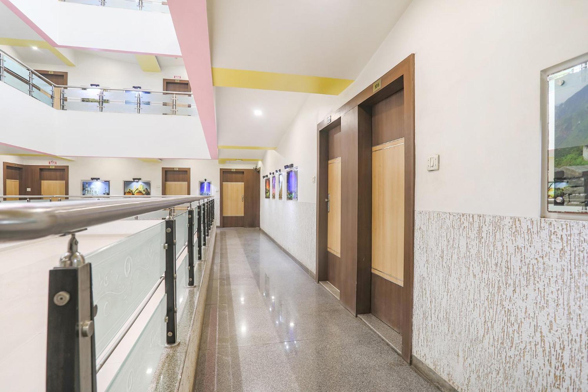 Hotel Merit Surat Buitenkant foto