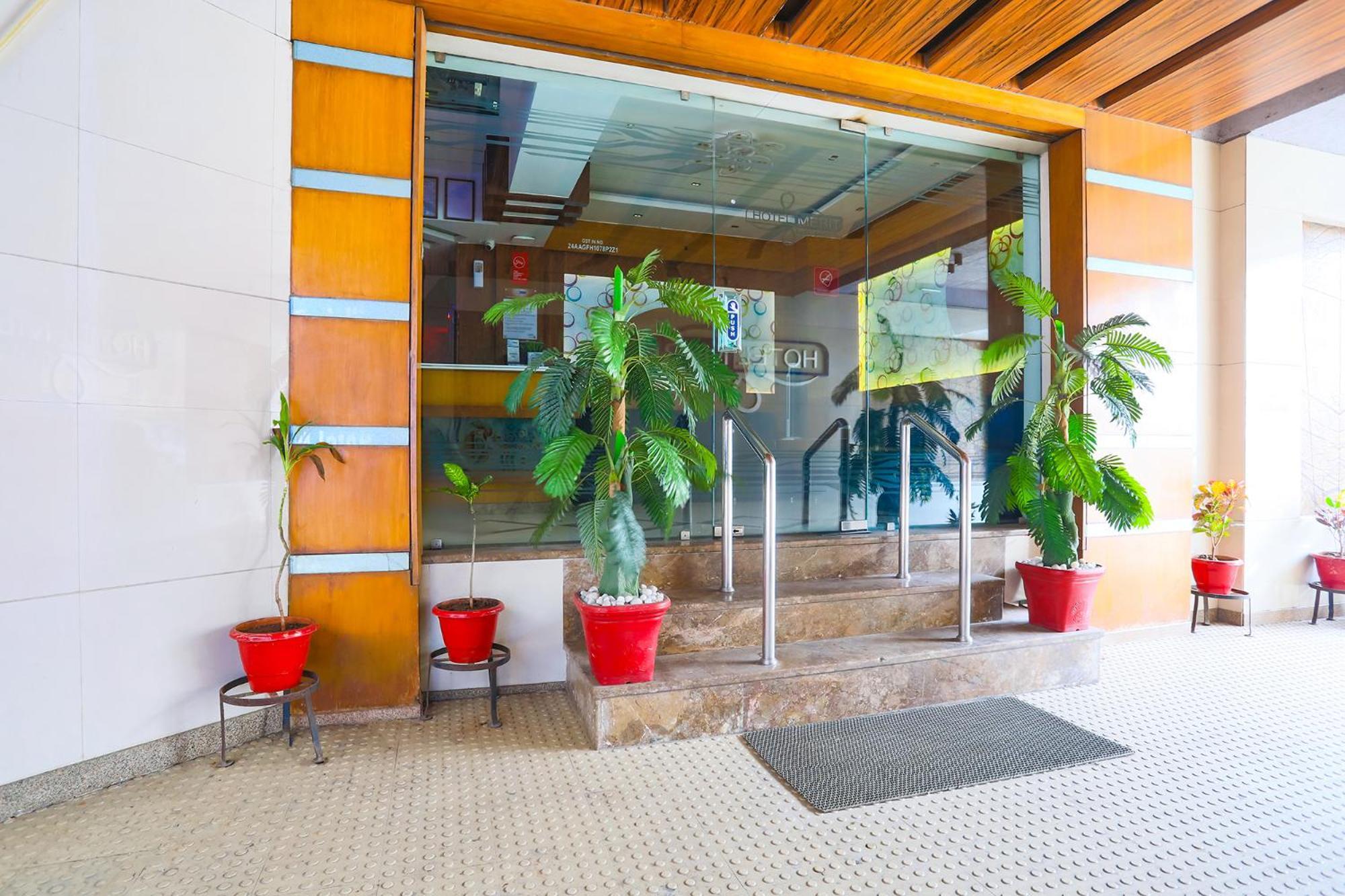 Hotel Merit Surat Buitenkant foto
