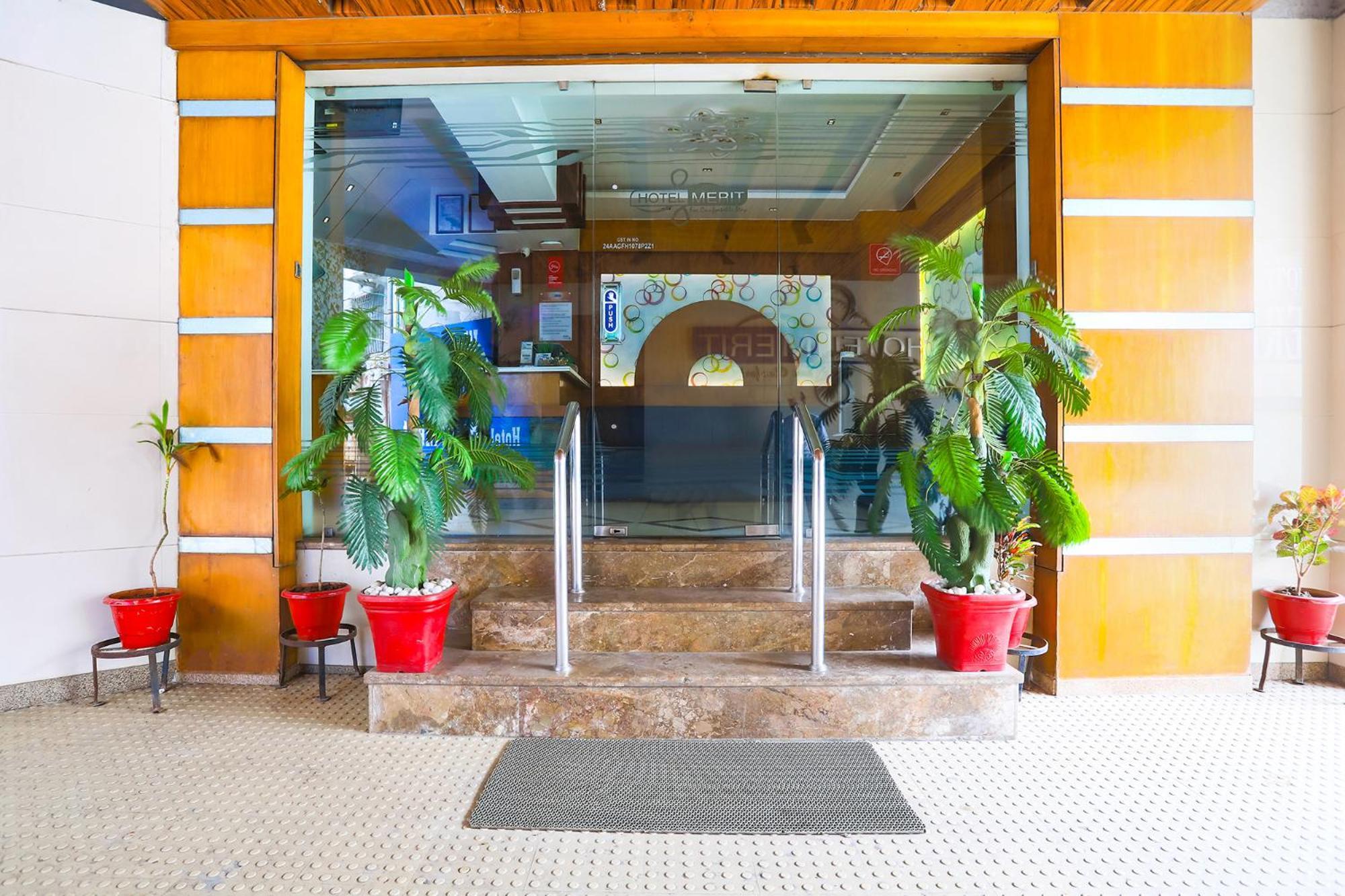 Hotel Merit Surat Buitenkant foto
