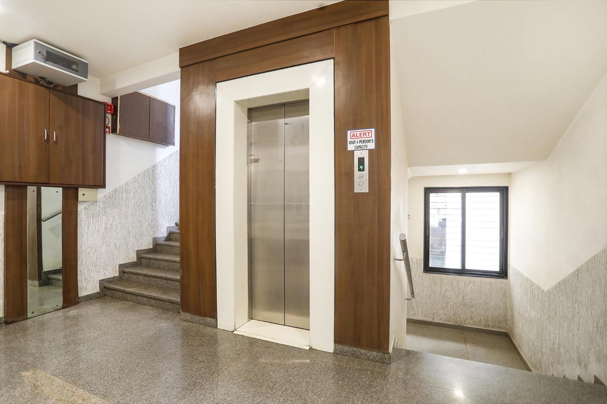 Hotel Merit Surat Buitenkant foto