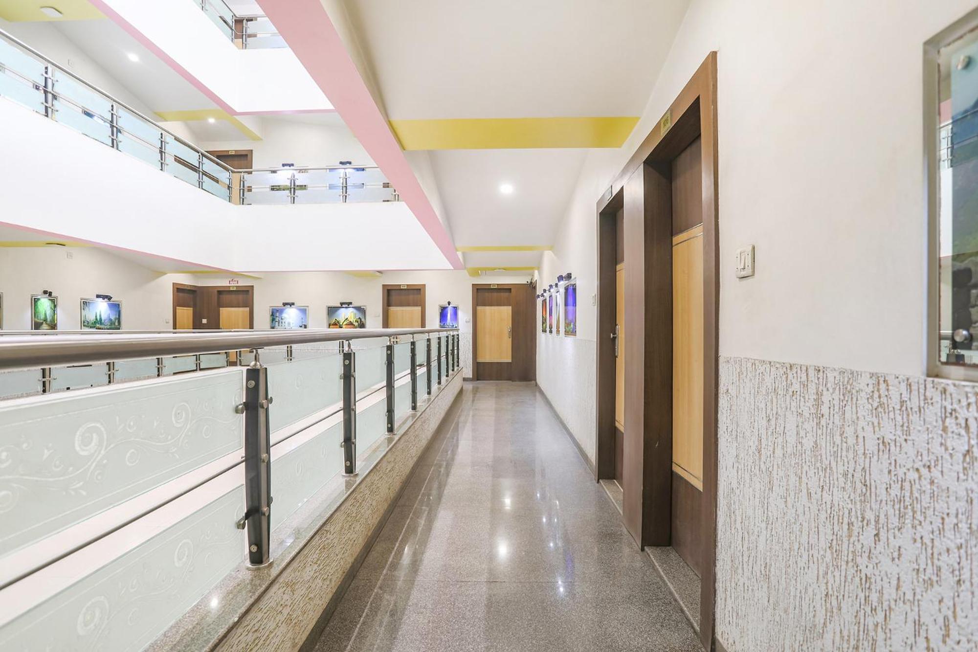 Hotel Merit Surat Buitenkant foto
